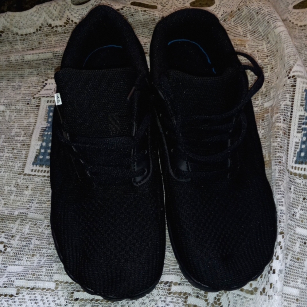 SHOES SUPPORTIVE IN STEP WITH SPECIAL TOE FIT like new